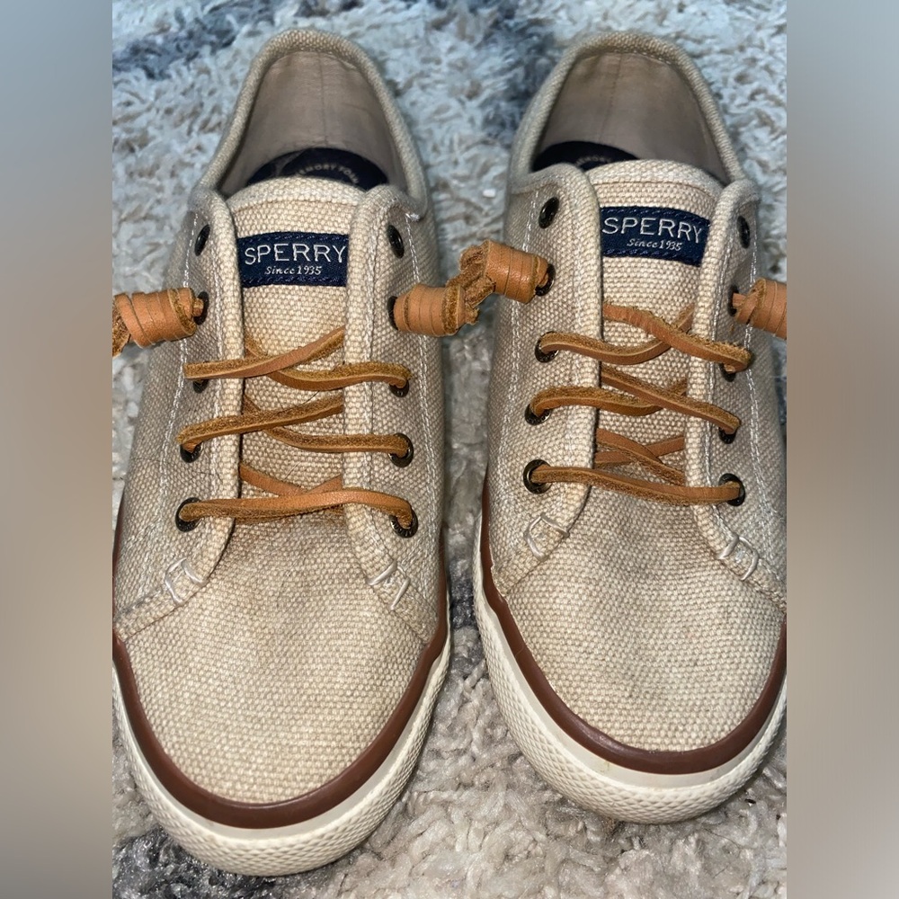 Woman’s Sperry canvas sneakers